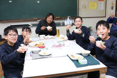 241206JAたじま　学校給食用無農薬米コウノトリ育むお米　給食交流会.jpg