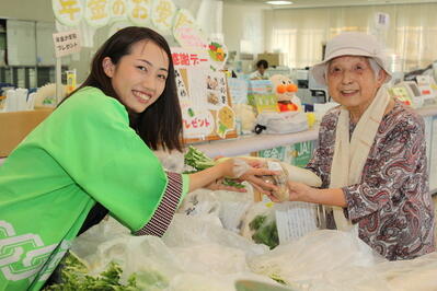 240822JAたじま　夏の窓口感謝デーで地元野菜プレゼント、JAたじま・豊岡南支店.jpg