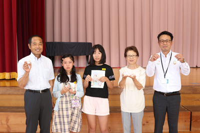 241002JAたじま　小学校に交通安全マスコット寄贈、但東支店地域ふれあい委員会.png